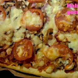 Domowa pizza z szynką