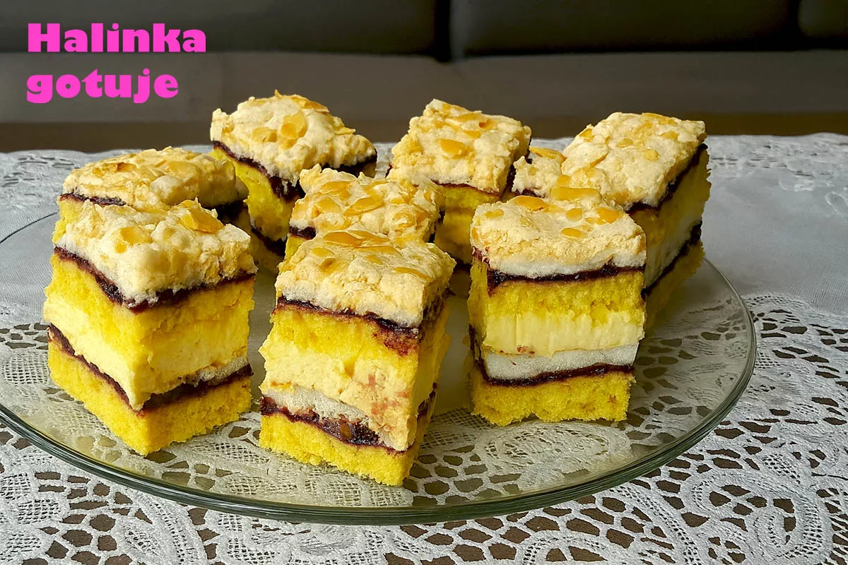 Pychotka z kremem śmietankowym i białą czekoladą na koronkowym bieżniku