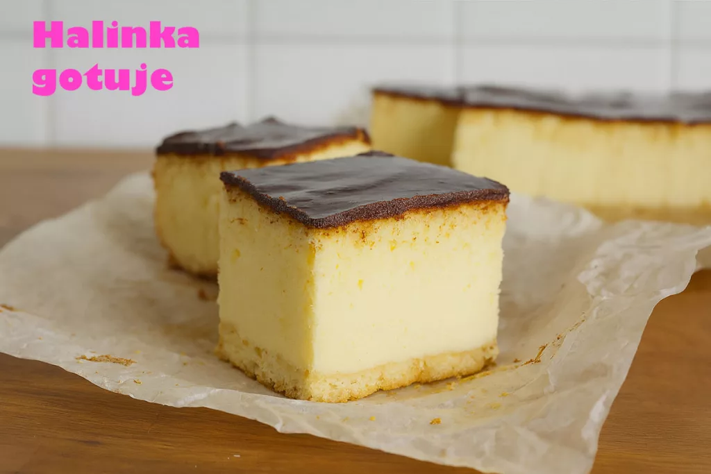 Kawałek domowego sernika z polewą czekoladową