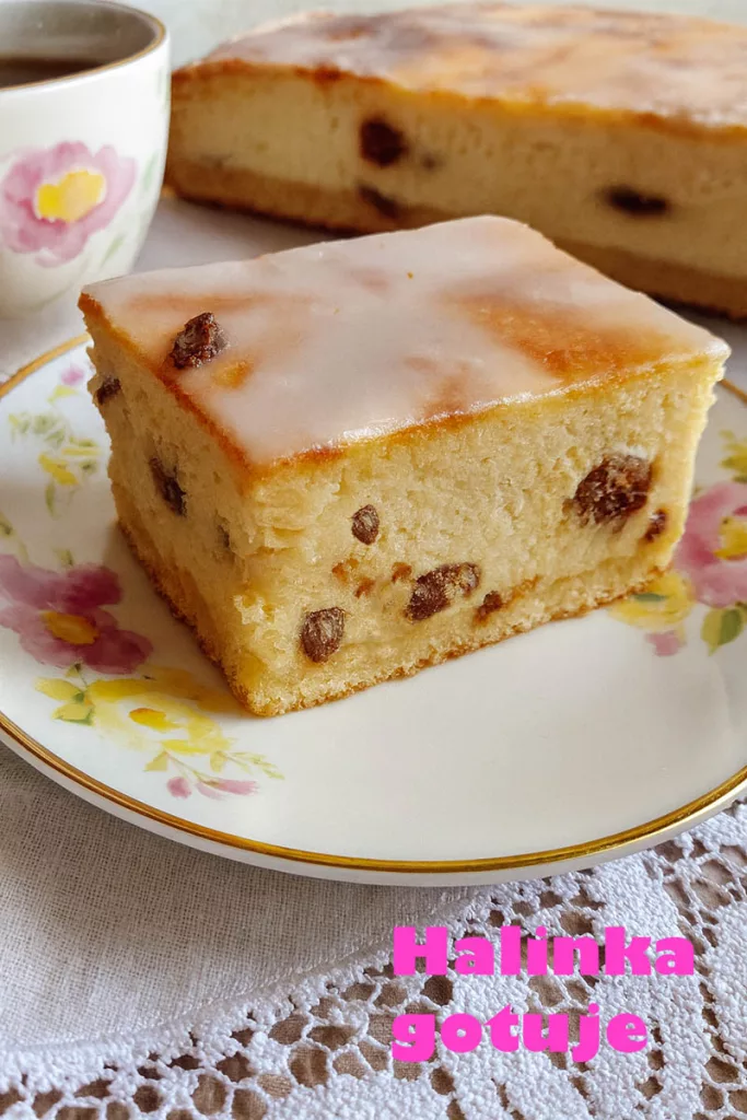 Sernik z rodzynkami – prosty, domowy i zawsze udany