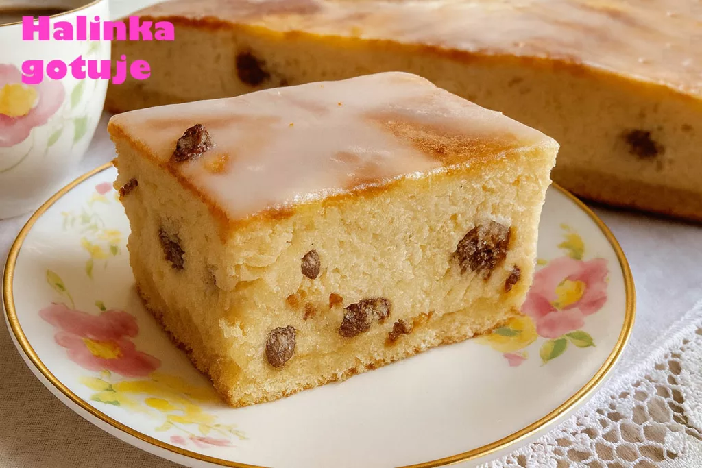 Sernik z rodzynkami – prosty, domowy i zawsze udany