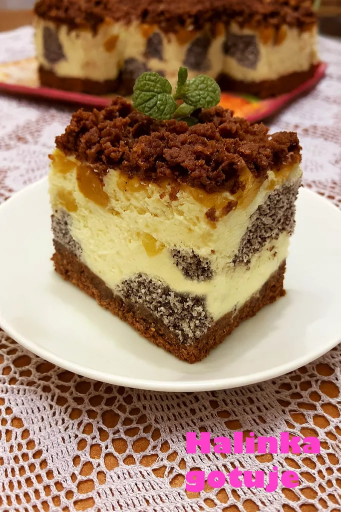 Sernnik łaciaty z brzoskwiniami i makiem