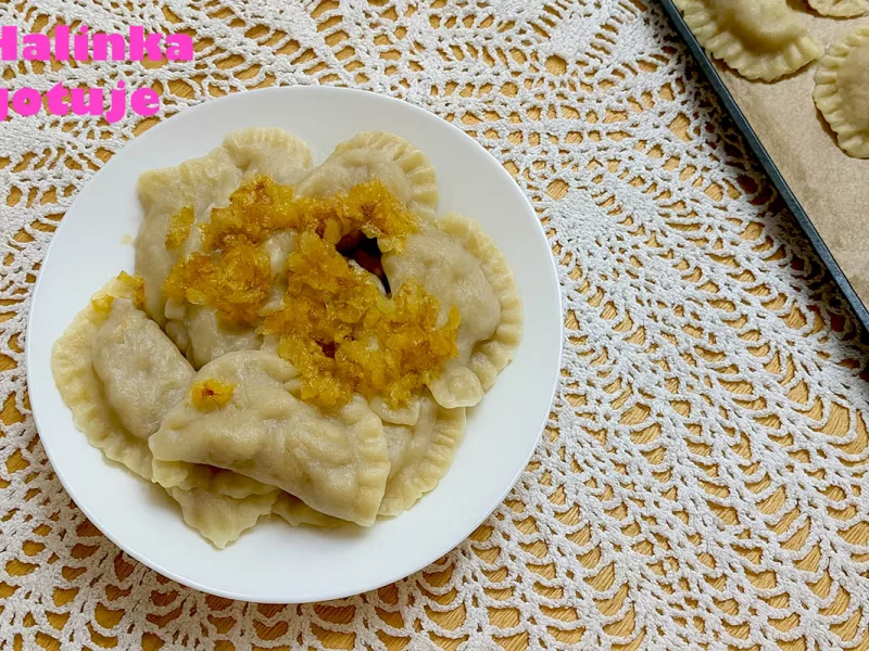 Pierogi z kapustą i grzybami – domowe, miękkie i pełne aromatu