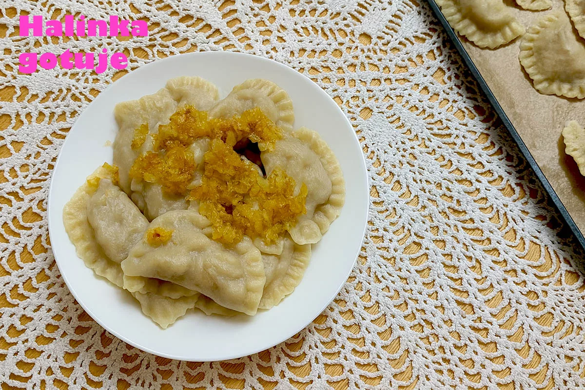 Pierogi z kapustą i grzybami – domowe, miękkie i pełne aromatu