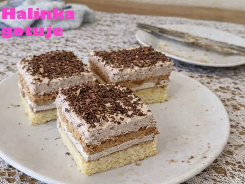 Kawowa kostka z kajmakiem – klasyczne warstwowe ciasto na biszkopcie