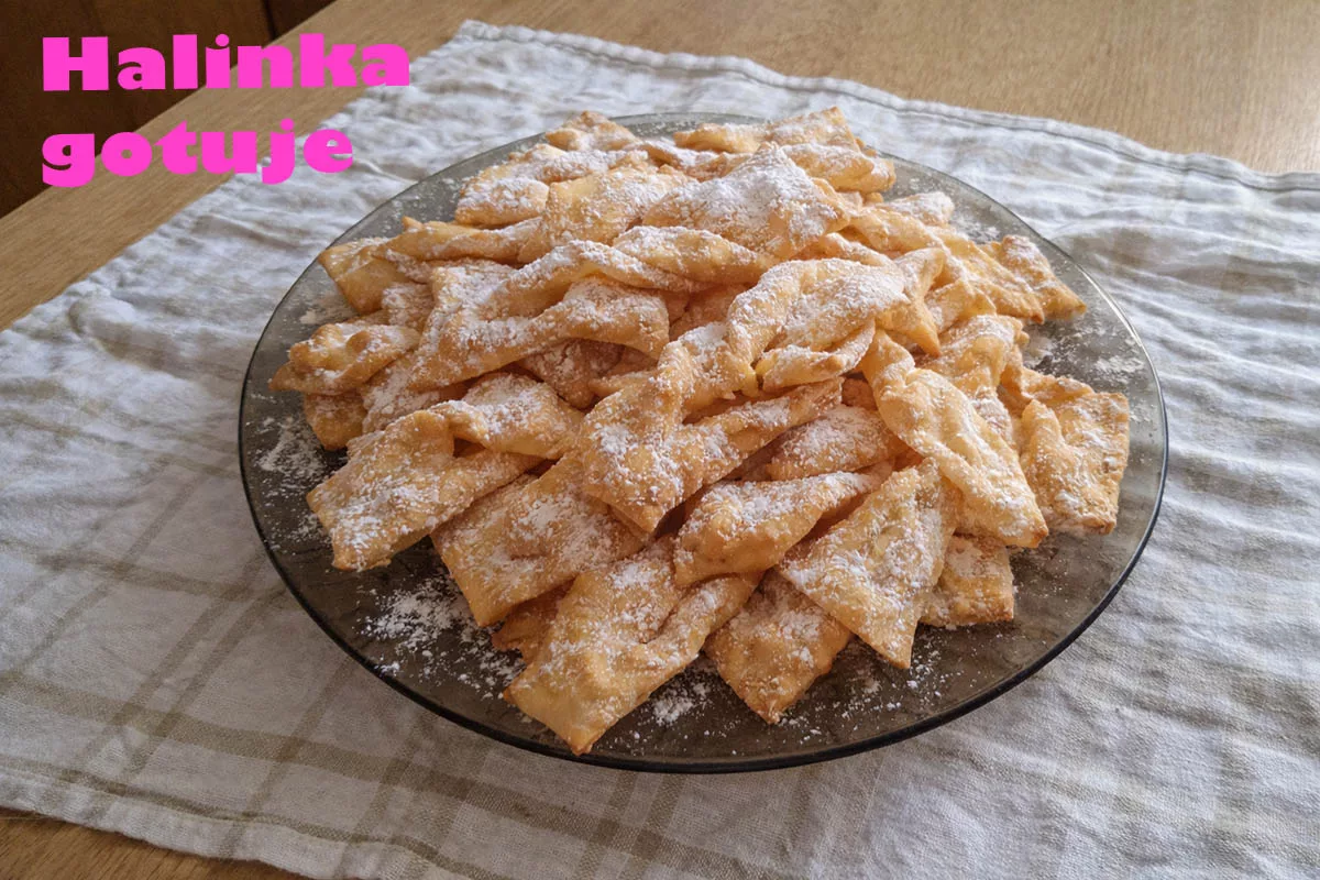 Domowe faworki na śmietanie