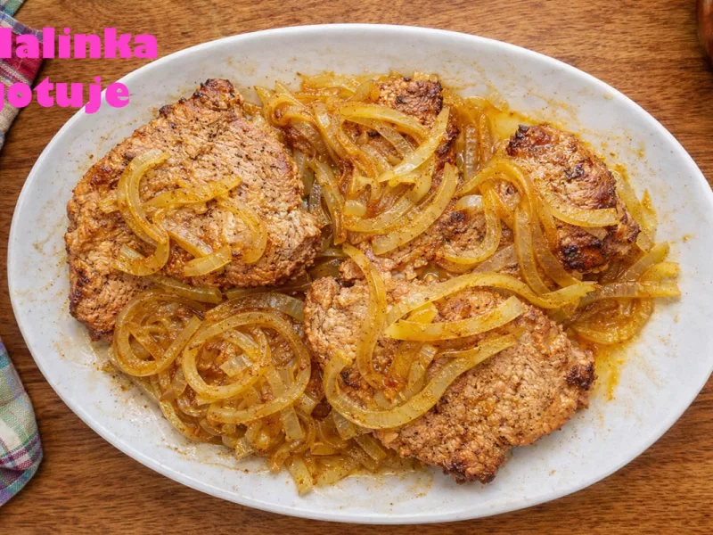 Schab pieczony z cebulą – prosty, miękki i bardzo domowy