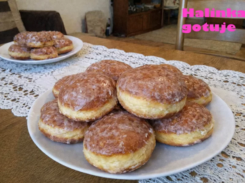 Pączki z marmoladą różaną i lukrem – miękkie, puszyste i domowe