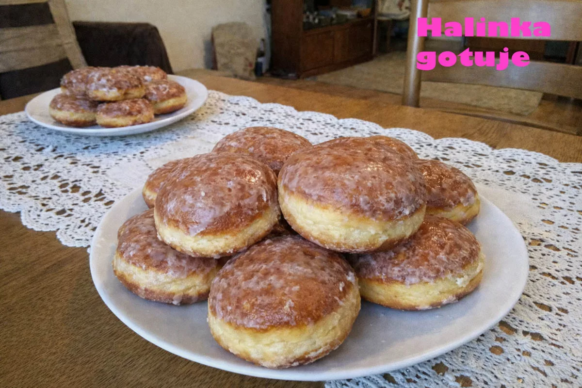 Pączki z marmoladą różaną i lukrem – miękkie, puszyste i domowe