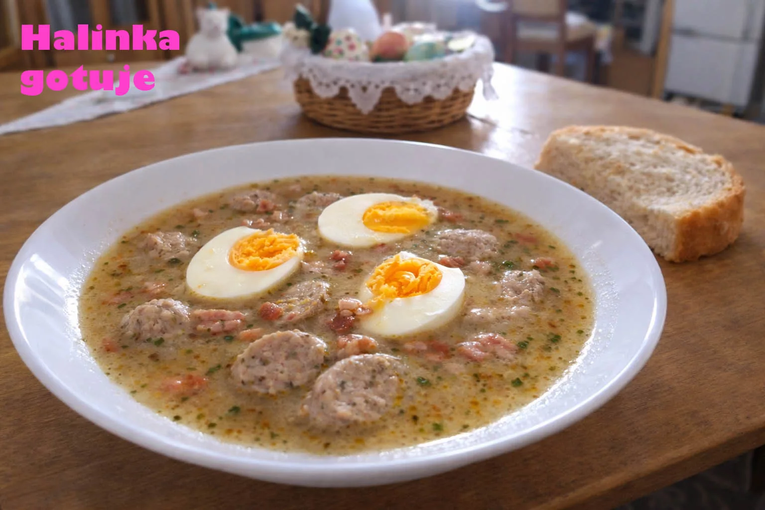 Żurek z białą kiełbasą i jajkiem